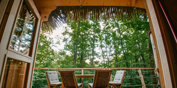 Domečky na stromě s výhledem na hrad Krásna Hôrka a snídaní z piknikového košíku servírovanou na terase