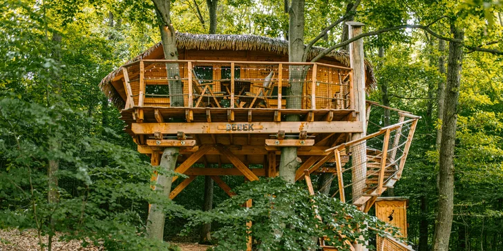 Domečky na stromě s výhledem na hrad Krásna Hôrka a snídaní z piknikového košíku servírovanou na terase