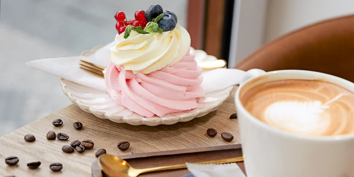 Dort a káva nebo čaj v centru Prahy: red velvet, panna cotta i kinder dort