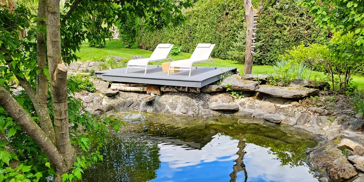 Glamping v západních Čechách: vybavený stan v zahradě vč. venkovní koupelny