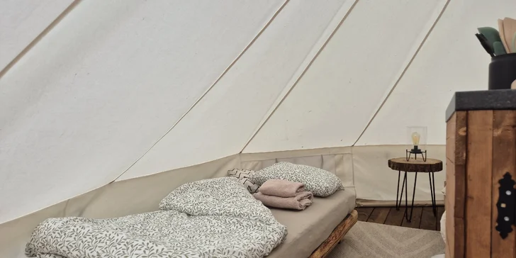 Glampingový stan na samotě nedaleko Brna: výhled na vinice, venkovní grilování