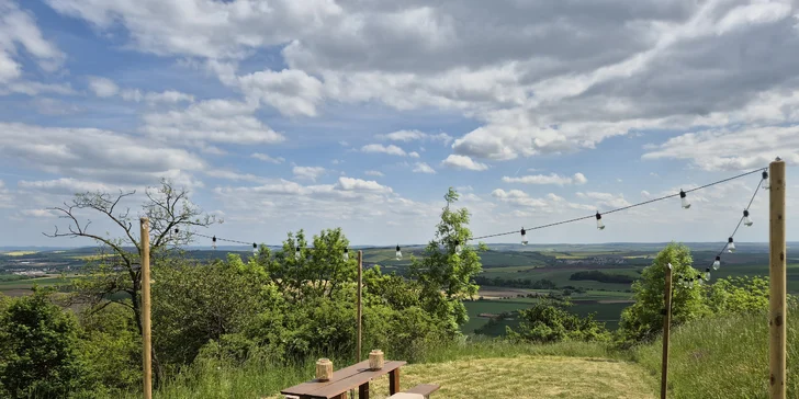 Glampingový stan na samotě nedaleko Brna: výhled na vinice, venkovní grilování