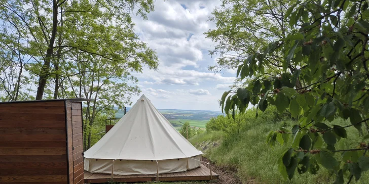 Glampingový stan na samotě nedaleko Brna: výhled na vinice, venkovní grilování