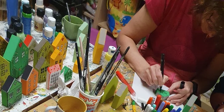 Večer s kreativním tvořením: workshop malování dřevěných domečků pro 1 i 2 osoby
