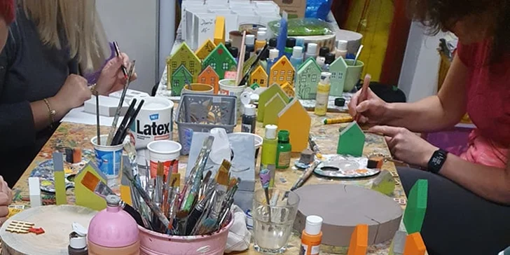 Večer s kreativním tvořením: workshop malování dřevěných domečků pro 1 i 2 osoby
