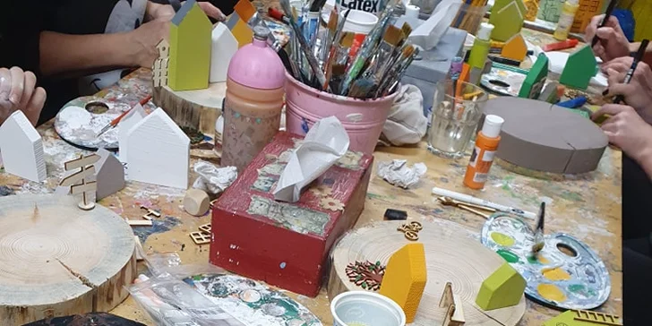 Večer s kreativním tvořením: workshop malování dřevěných domečků pro 1 i 2 osoby