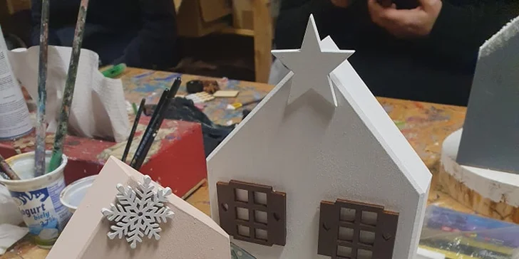 Večer s kreativním tvořením: workshop malování dřevěných domečků pro 1 i 2 osoby