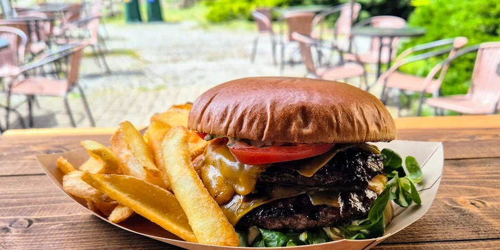 Obouruční dvojitý burger s hovězím chuck roll a s hranolky pro 1 či 2 osoby