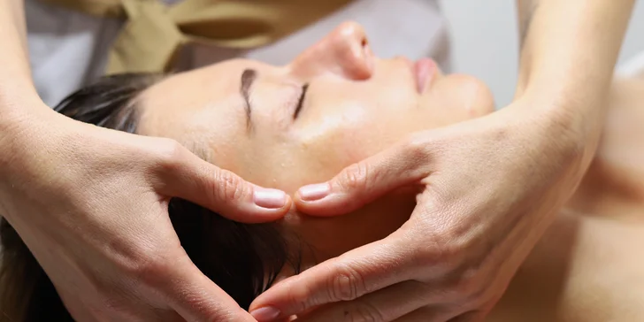 Relax od hlavy po paty: terapeutická masáž a liftingová masáž obličeje v salonu u Václavského nám.