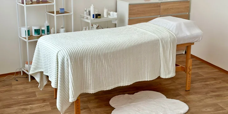 Relax od hlavy po paty: terapeutická masáž a liftingová masáž obličeje v salonu u Václavského nám.