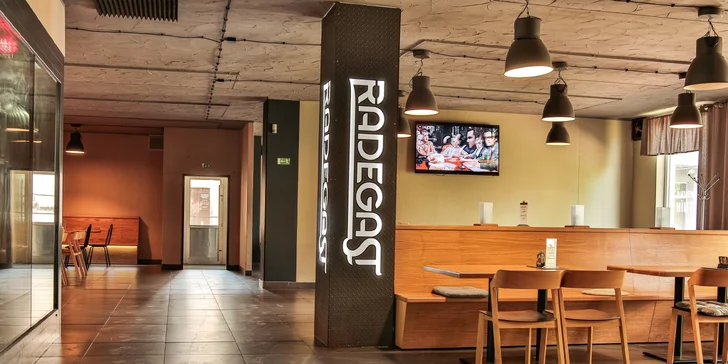 Kilo kuřecích řízků s hranolky a omáčkami i se 4 pivy Radegast