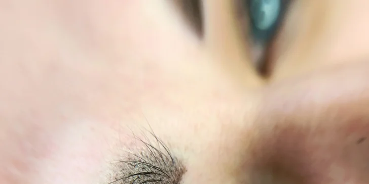 Permanentní make-up rtů, obočí pudrovou metodou či linky v horní řasové linii