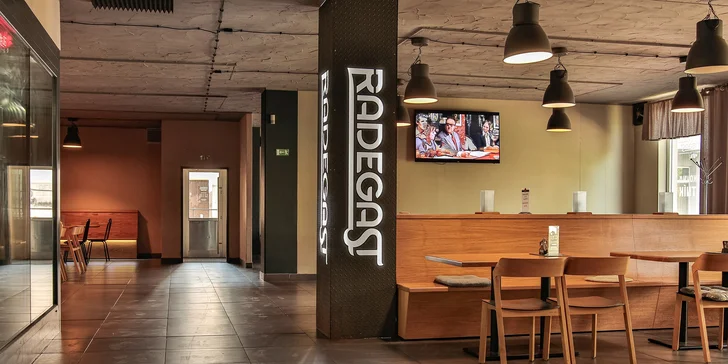 Kilo kuřecích řízků s hranolky a omáčkami i se 4 pivy Radegast