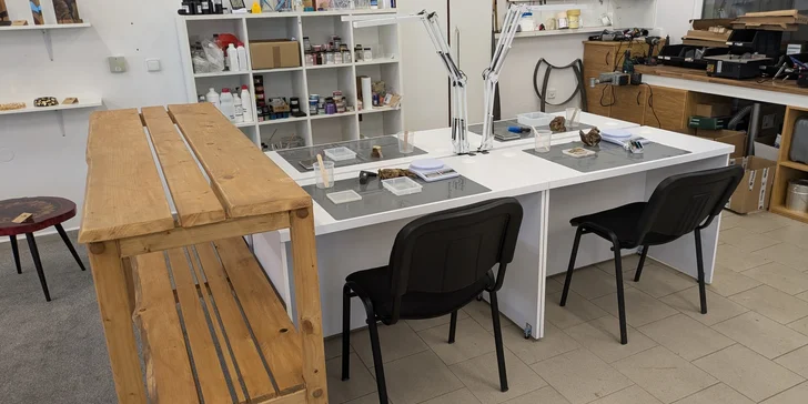 Workshop ze dřeva a pryskyřice podle výběru: hodiny nebo šperky
