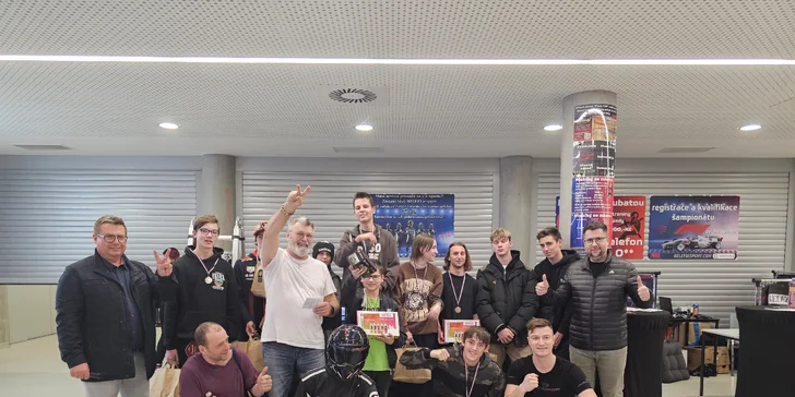 Pronájem herny se 4 profesionálními závodními simulátory: 2–5 hod.