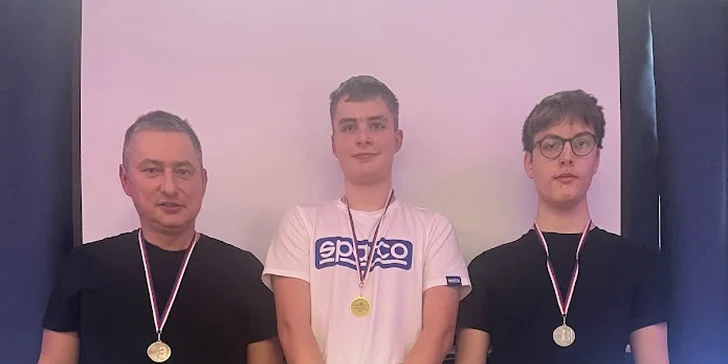 Pronájem herny se 4 profesionálními závodními simulátory: 2–5 hod.