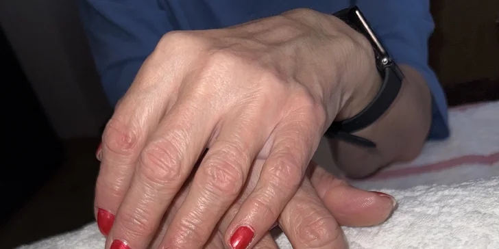 Relax a krásné nehty: manikúra s masáží rukou i mokrá pedikúra a peeling