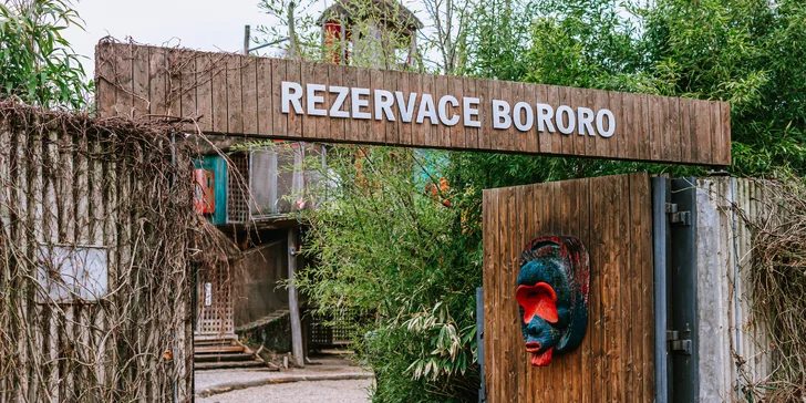 Vstupenka na představení divadla MANA na letní scéně v Zoo Praha: laskavá komedie Ptáci, zvířata a moji příbuzní