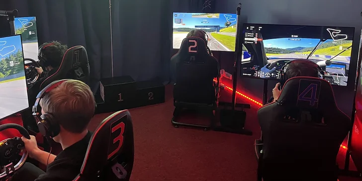 Pronájem herny se 4 profesionálními závodními simulátory: 2–5 hod.