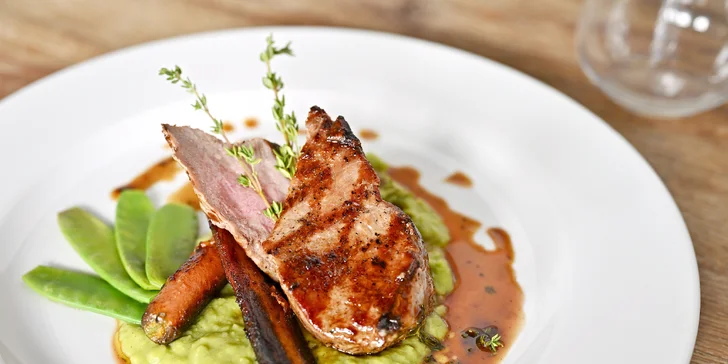 Italské degustační menu se steakem z tuňáka či telete i s lahví vína pro 2 osoby