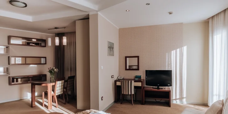 Dovolená v Černé Hoře: apartmány s venkovním bazénem 200 m od pláže