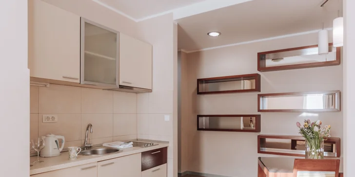 Dovolená v Černé Hoře: apartmány s venkovním bazénem 200 m od pláže