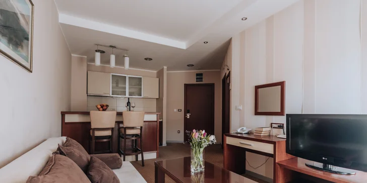 Dovolená v Černé Hoře: apartmány s venkovním bazénem 200 m od pláže