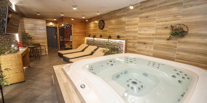 2 hod. v privátním wellness: vířivka, sauna, bazén se slanou vodou i lahev sektu
