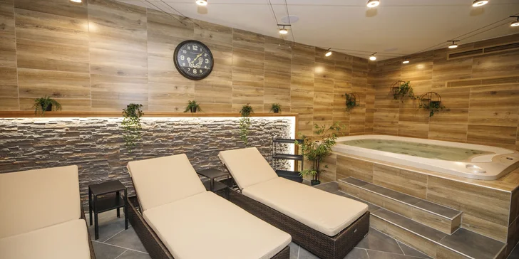 2 hod. v privátním wellness: vířivka, sauna, bazén se slanou vodou i lahev sektu