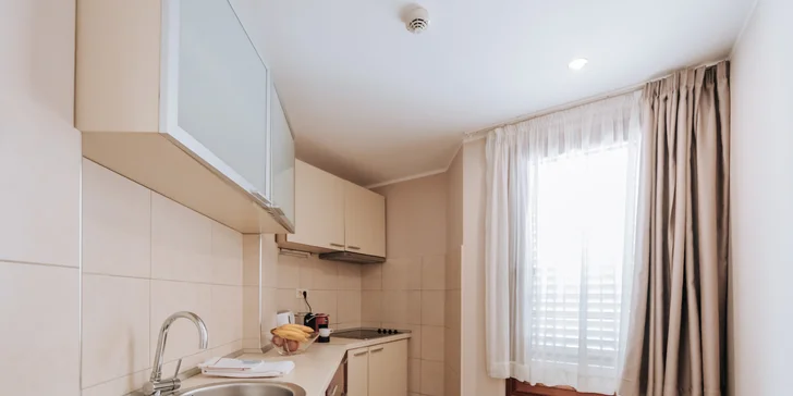 Dovolená v Černé Hoře: apartmány s venkovním bazénem 200 m od pláže