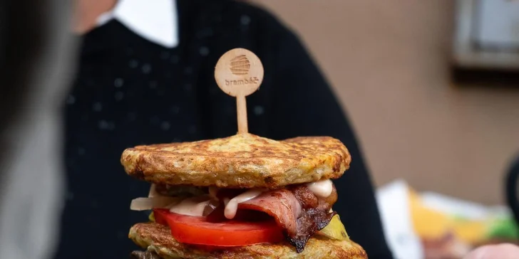 Lepší než hamburger: vyhlášené brambáče podle výběru z Plackárny U Lichny