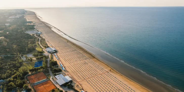 Rodinný pobyt v italském Bibione: 4* hotel vč. snídaní, hotelového bazénu a půjčení kol, 500 m od pláže