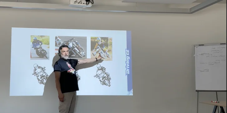 Celodenní kurz bezpečné jízdy na motorce na letišti v Hradci Králové