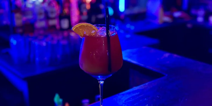 Drinky, hry i vodnice: voucher na 500–1 500 Kč do baru v centru Prahy