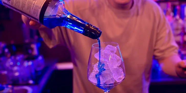 Drinky, hry i vodnice: voucher na 500–1 500 Kč do baru v centru Prahy