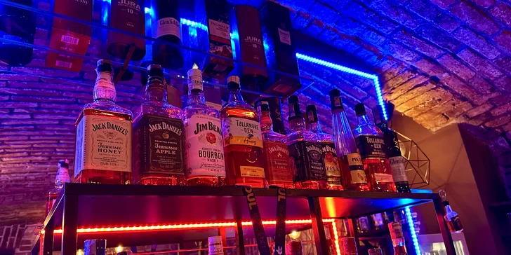 Drinky, hry i vodnice: voucher na 500–1 500 Kč do baru v centru Prahy