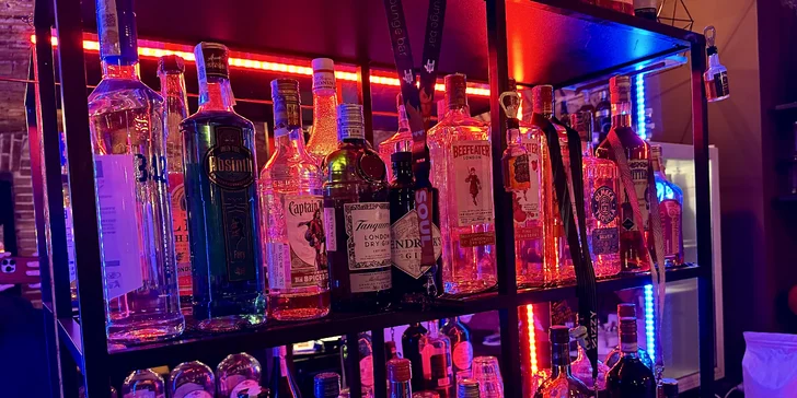 Drinky, hry i vodnice: voucher na 500–1 500 Kč do baru v centru Prahy