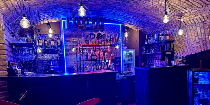 Drinky, hry i vodnice: voucher na 500–1 500 Kč do baru v centru Prahy