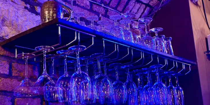 Drinky, hry i vodnice: voucher na 500–1 500 Kč do baru v centru Prahy