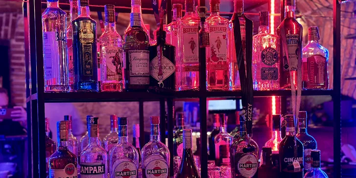 Drinky, hry i vodnice: voucher na 500–1 500 Kč do baru v centru Prahy
