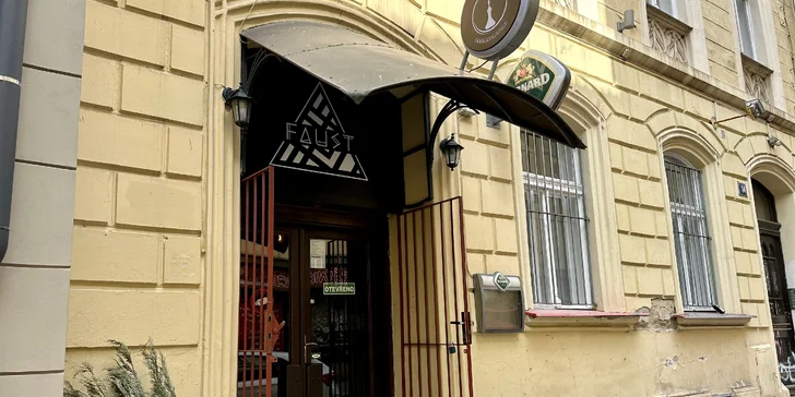 Drinky, hry i vodnice: voucher na 500–1 500 Kč do baru v centru Prahy
