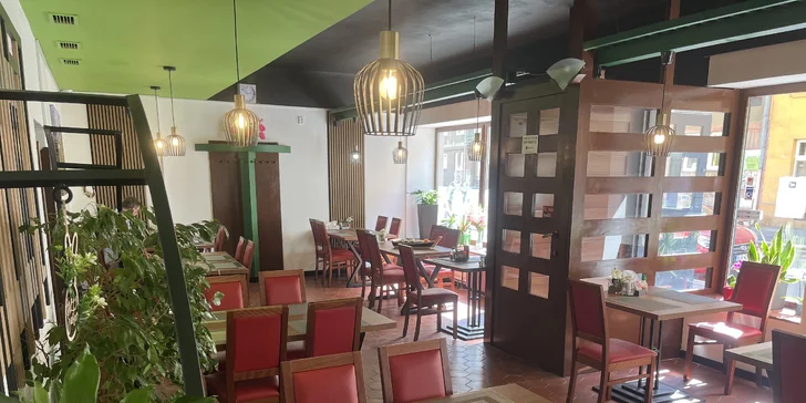 Sushi sety v restauraci YOMY sushi: maki i nigiri s lososem, tuňákem či krevetami, 24–62 ks