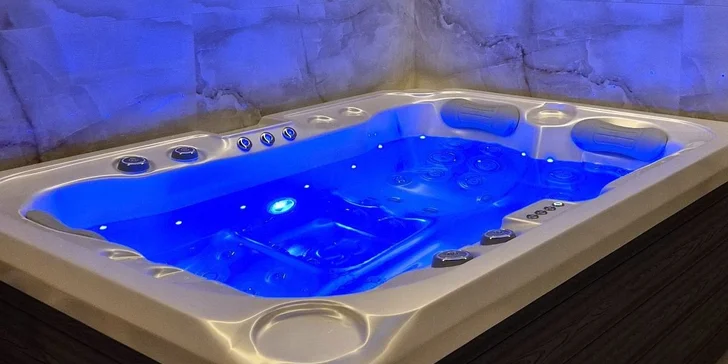 Velký whirlpool, privátní sauna, krásná relaxační zóna a drinky pro 2 osoby