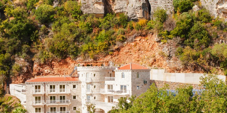 Dovolená v Černé Hoře: apartmány s bazénem cca 150 m od pláže