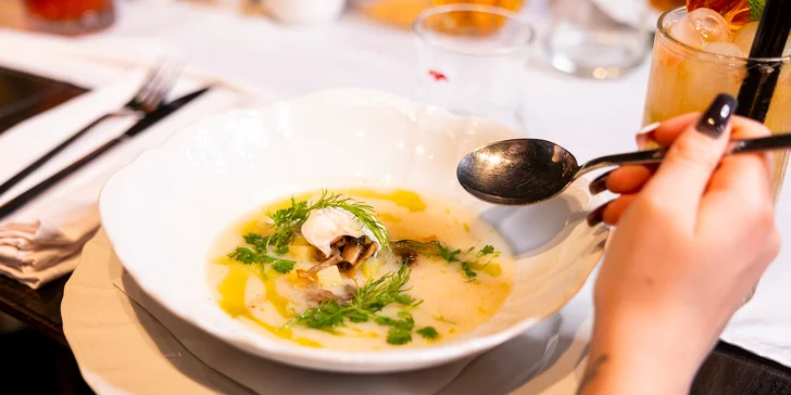Oběd v restauraci Talíř: kulajda či vývar, svíčková nebo tarhoňové rizoto a pití