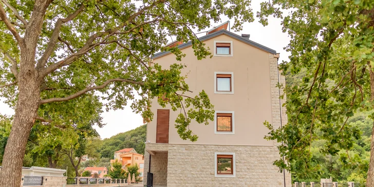 Luxusní apartmány v Petrovaci: venkovní bazén, skvělá poloha kousek od pláže