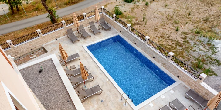 Luxusní apartmány v Petrovaci: venkovní bazén, skvělá poloha kousek od pláže