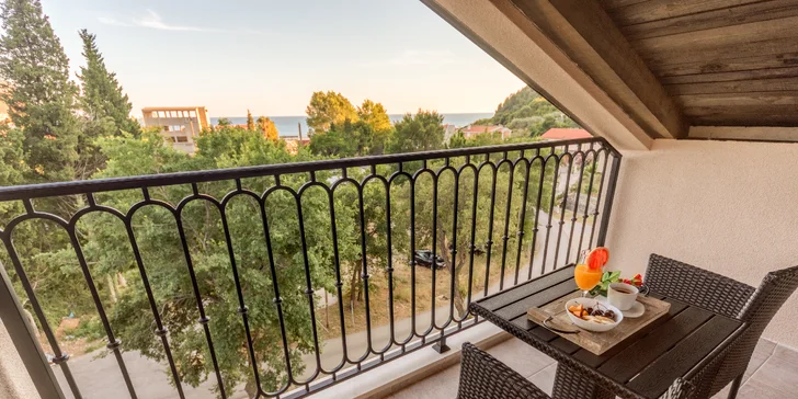 Luxusní apartmány v Petrovaci: venkovní bazén, skvělá poloha kousek od pláže