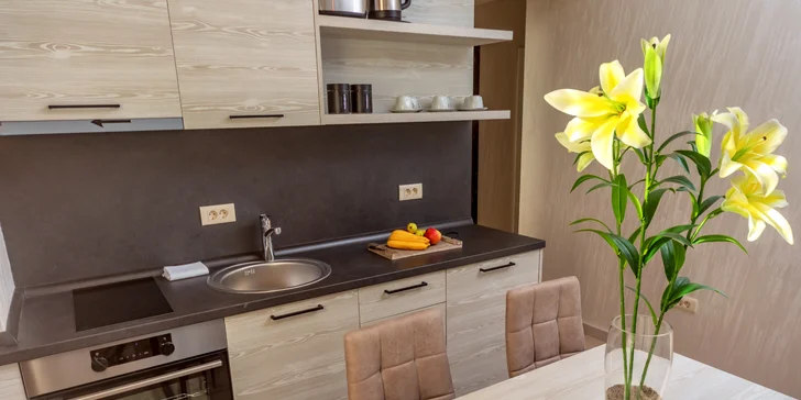 Luxusní apartmány v Petrovaci: venkovní bazén, skvělá poloha kousek od pláže