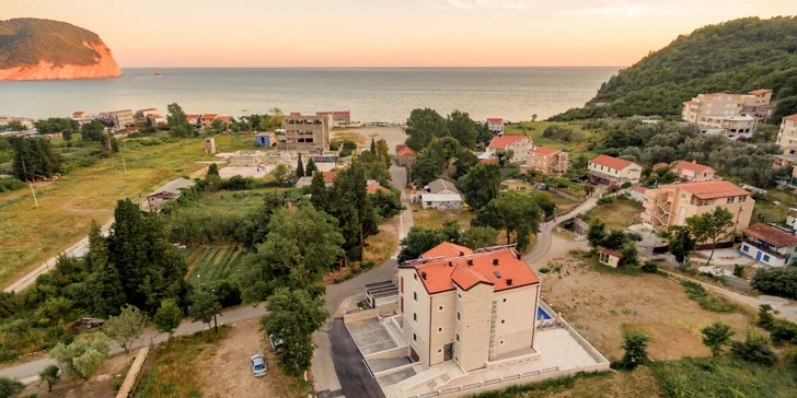 Luxusní apartmány v Petrovaci: venkovní bazén, skvělá poloha kousek od pláže